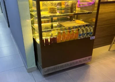 Cliente con vitrina refrigerada