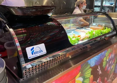 cliente con vitrina de sushi