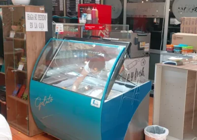 cliente con congelador para helados